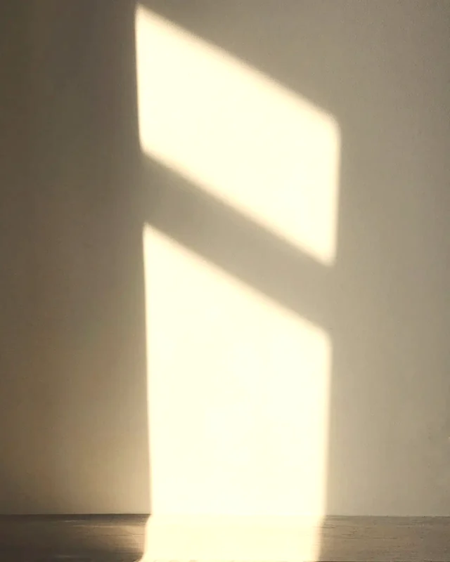 Le soleil de l’après-midi sur un mur nu.